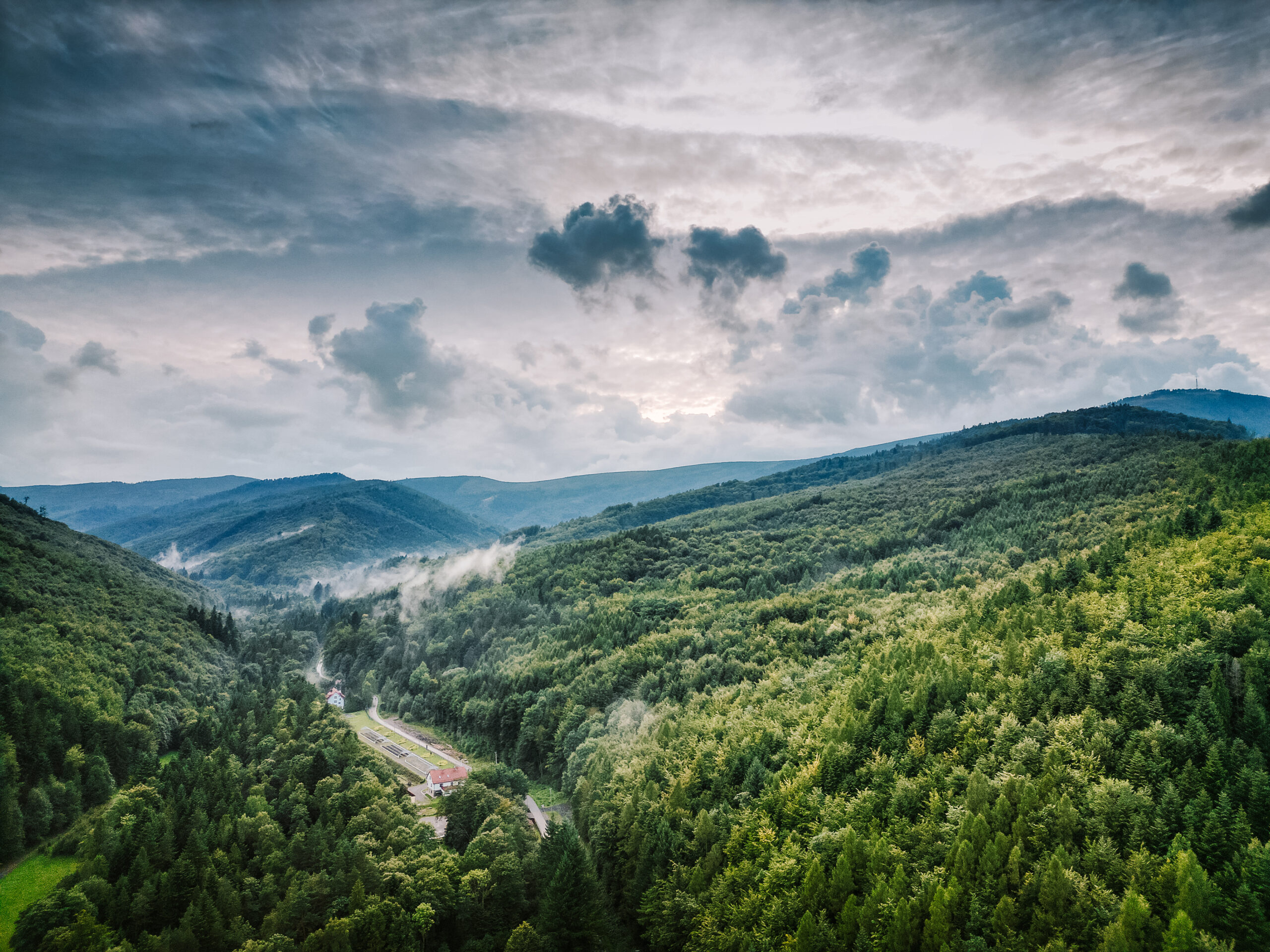 Krajobraz górski z chmurami z lotu ptaka.