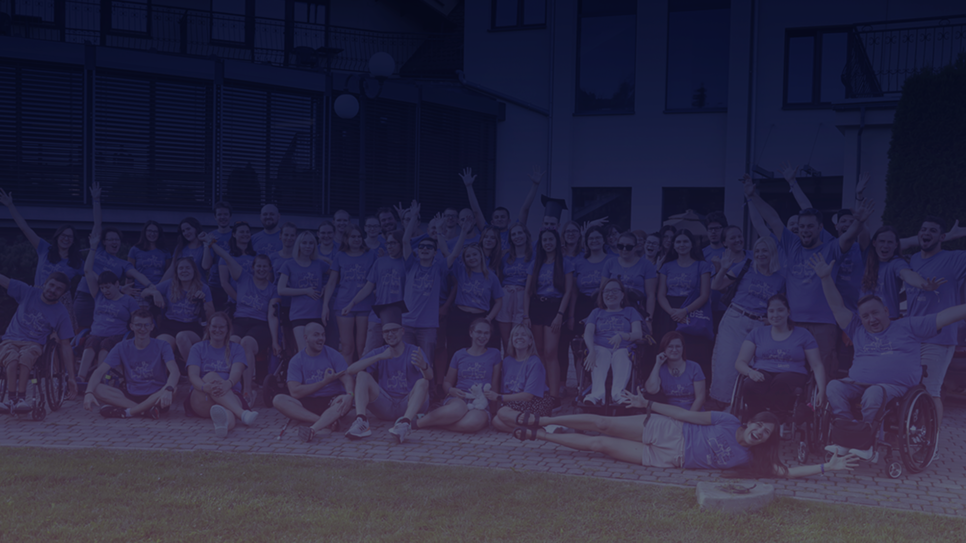 Uczestnicy obozu ustawieni do zdjęcia grupowego.